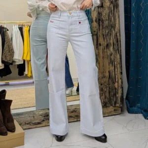 pantalon de couleur bleu, porté par un mannequin