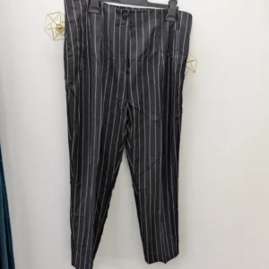 pantalon noir a rayures blanches, porté par un cintre
