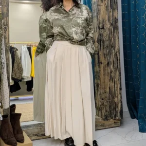 jupe longue de couleur crème, portée par un mannequin