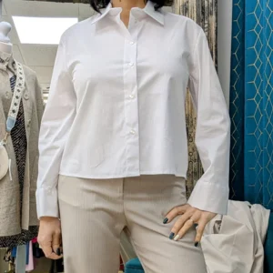 chemise courte de couleur blanche, protée par un mannequin