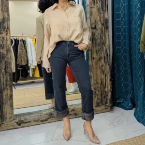 chemise de couleur beige, portée par un mannequin