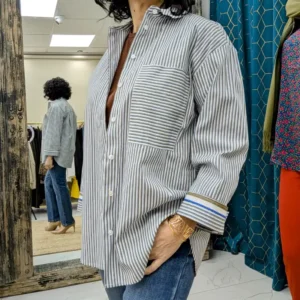 chemise longue a rayures dans les ton bleu, porté par un mannequin