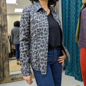 chemise de couleur léopard bleu, portée par un mannequin