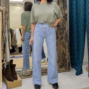 jean de couleur bleu ciel, porté par un mannequin