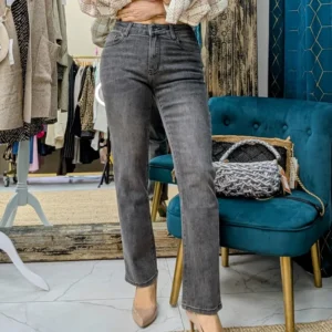 pantalon de couleur gris, porté par un mannequin