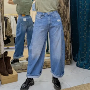 jean de couleur bleu, porté par un mannequin