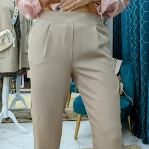 pantalon de couleur taupe, porté par un mannequin