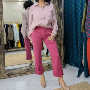 pantalon de couleur rose, porté par un mannequin