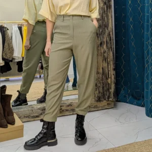 pantalon de couleur vert, porté par un mannequin
