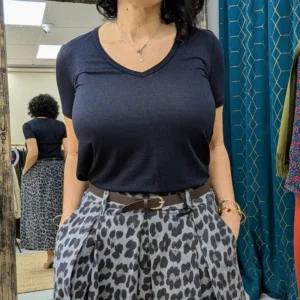 t-shirt de couleur bleu foncé porté par un mannequin