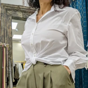 chemise de couleur blanche, portée par un mannequin