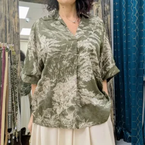 tunique manche courte de couleur vert avec des imprimée, portée par un mannequin