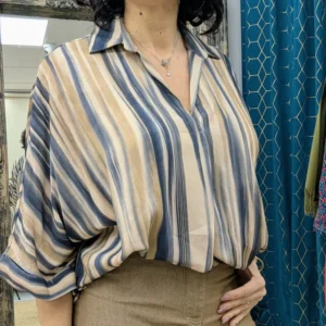 tunique a rayures dans les tons bleu et taupe, portée par un mannequin