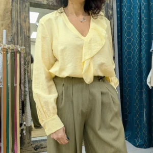 tunique de couleur jaune clair, portée par un mannequin