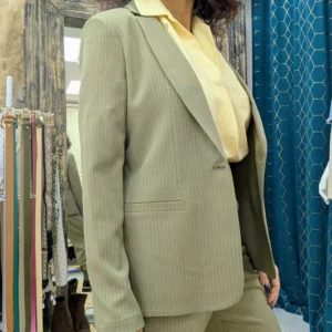 veste de couleur vert, porté par un mannequin