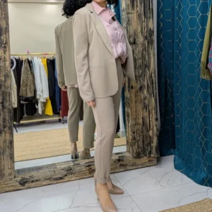 costume de couleur taupe, porté par un mannequin