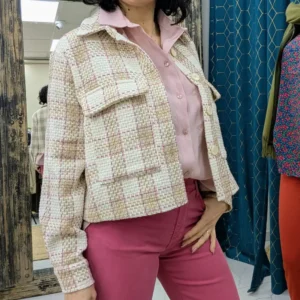 veste dans les tons de rose, porté par un mannequin