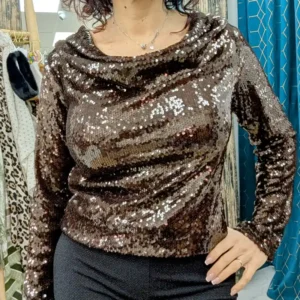 pull manchesq longue tout en sequin de couleur marron, porté par un mannequin