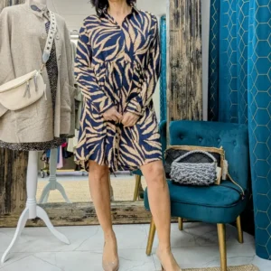 robe courte et manches longue de couleur bleu et taupe, portée par un mannequin