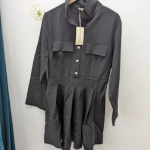 robe courte de couleur noire, portée par un cintre