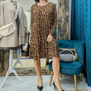 robe courte de couleur léopard, portée par run mannequin