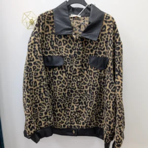 veste en léopard, portée par un cintre