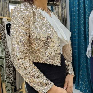 veste très courte de couleur beige en sequins, portée par un mannequin