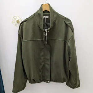 blouson de couleur kaki, porté par un cintre