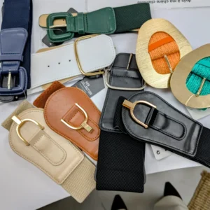 ceintures de différentes couleur, posé sur une table