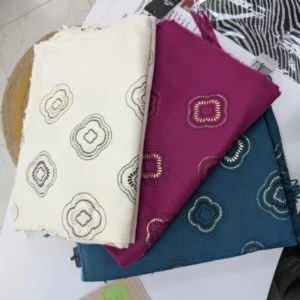 écharpes de couleur différente posés sur une table