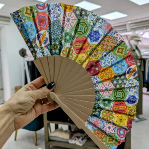 éventail multi couleur, porté par une main