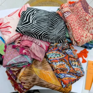 foulards de multiples couleurs posés sur une table