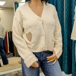 gilet de couleur beige avec un cœur, porté par un mannequin