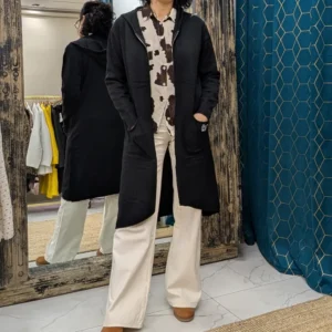 Gilet long porté par un mannequin. couleur du gilet noir