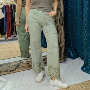 pantalon de couleur kaki, porté par un mannequin