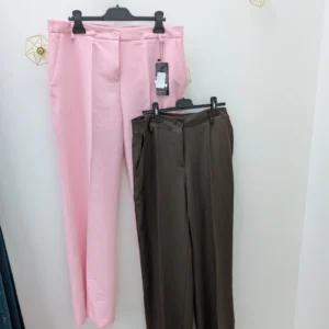 pantalon de couleur rose ou marron, portées par un cintre