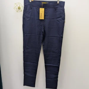 pantalon de couleur marine, porté par un cintre