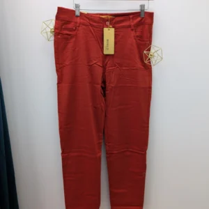 pantalon de couleur rouge, porté par un cintre