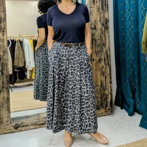 jupe longue en léopard de couleur bleu, portée par un manneuquin