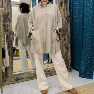 veste poncho de couleur beige, porté par un mannequin