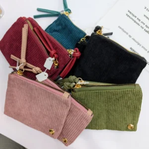 portes monnaies de plusieurs couleur, posés sur une table