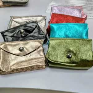 porte-monnaie de couleurs différentes, posés sur une table