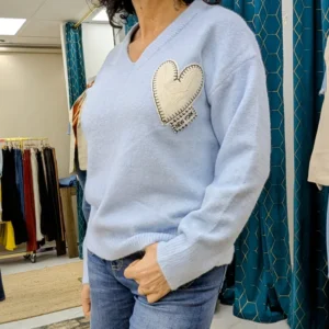 pull de couleur bleu ciel avec un cœur, porté par un mannequin