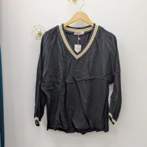 pull de couleur noir avec le col en V doré, porté par un cintre