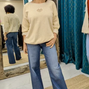 pull de couleur doré avec un cœur, porté par un mannequin