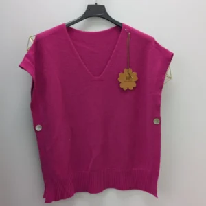 pull sans manches de couleur rose, porté par un cintre