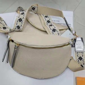 sac banane de couleur beige, posé sur une table